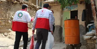 از ویزیت رایگان تا توزیع بسته&zwnj;های غذایی در بین آسیب&zwnj;دیدگان از کرونا توسط هلال احمر زنجان