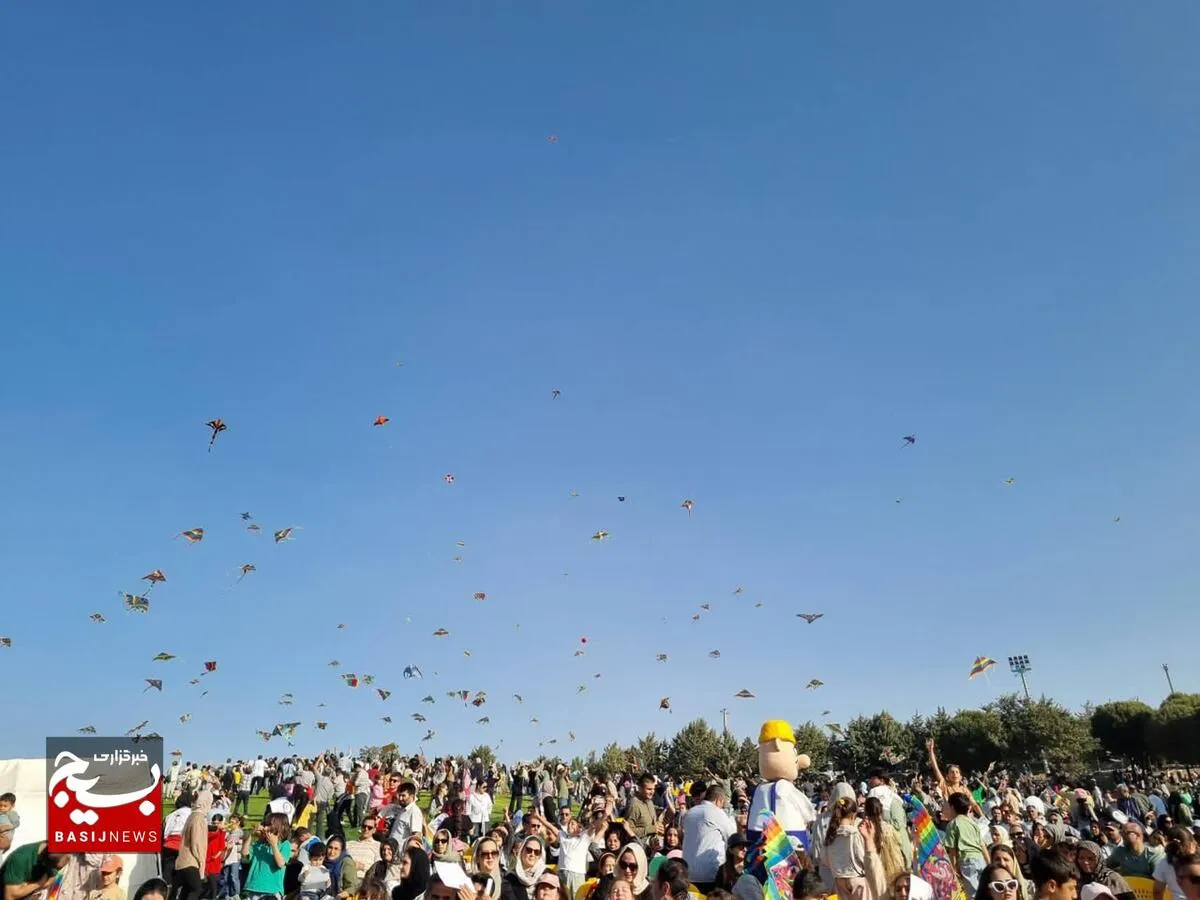پرواز بادبادک‌ها، تجربه حس خوب کودکان قزوینی در یک صبح پاییزی