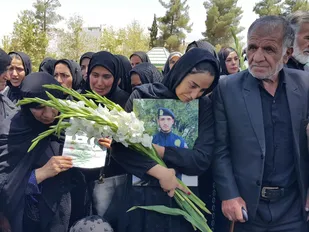 شروه خوانی غم انگیز لُری در مراسم تشییع پیکر مطهر شهید سینا آراسته
