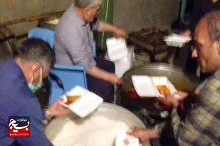 توزیع غذای گرم بین نیازمندان حاشیه شهر