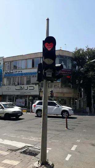 چراغ&zwnj;های راهنمای شهر قزوین پیام ضد کرونا می&zwnj;دهند