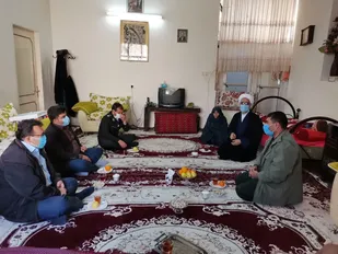 دیدار مسئولین بخش بیارجمند با خانواده شهید احمدی+ تصاویر