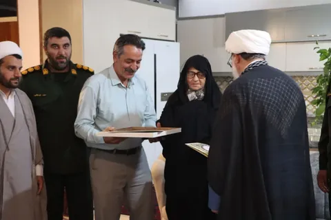 دیدار فرمانده و مسئول دفتر نمایندگی ولی فقیه ناحیه مقاومت بسیج امام جوادالائمه (ع)، با خانواده شهید سعید مهم ساز