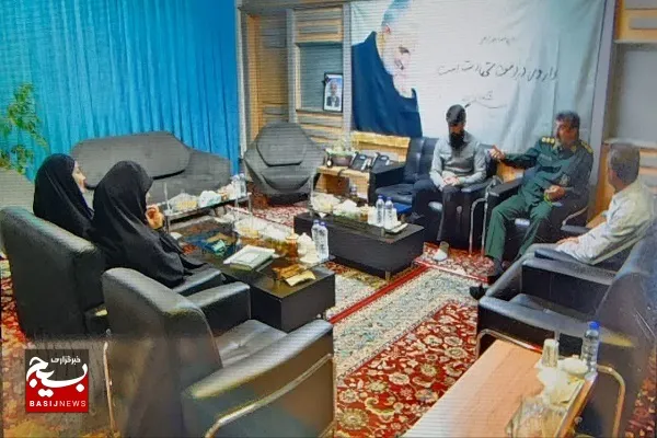  اهدای نشان خدمت رضوی به همسر شهید الداغی