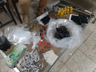 دستگیری فروشنده معروف مواد مخدر همراه با700گرم تریاک وتعدادی فشنگ جنگی کلت کمری وسلاح وینچستر در شهرک شهید رجایی