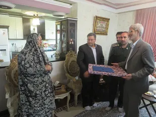 دیدار جمعی از مسئولان با خانواده شهید &laquo;محمد اقبال احمدی&raquo; در ملایر