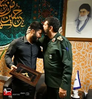 اعطای نشان آزادی ملت ایران به قهرمان شاهچراغ