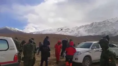 پرواز اضطراری بالگرد تیم امداد و نجات جهت بررسی صحت خبر رویت لاشه هواپیما