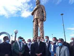 رونمایی از تندیس سردار دلها در شهرکرد