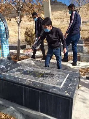 غبار روبی گلزار شهدای شهر جونقان توسط بسیجیان