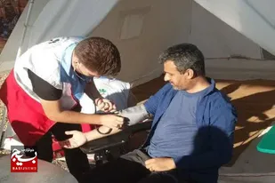 خدمت&zwnj;رسانی اعضای کانون جوانان جمعیت هلال احمر ملایر به&nbsp; زائران کربلا