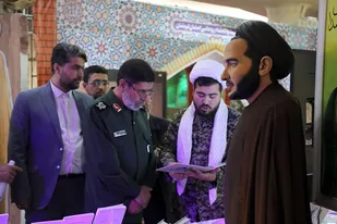 بازدید سردار رمضان شرف از نمایشگاه &laquo;ردای سرخ&raquo;