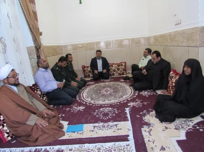 دیدار و تجلیل از ۲۰خانواده شهید در میناب /فرماندار ویژه میناب: تکیه بر راه شهیدان افتخار و اقتدار بخش است