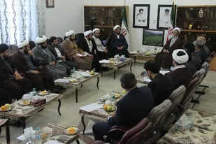 مساجد را باید روحانیت با کمک مردم اداره کنند