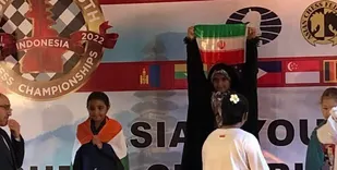 دختر ۸ ساله مشهدی پرچم ایران را بالا برد