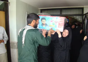 آغوش گرم مادر برای شهدای غواص