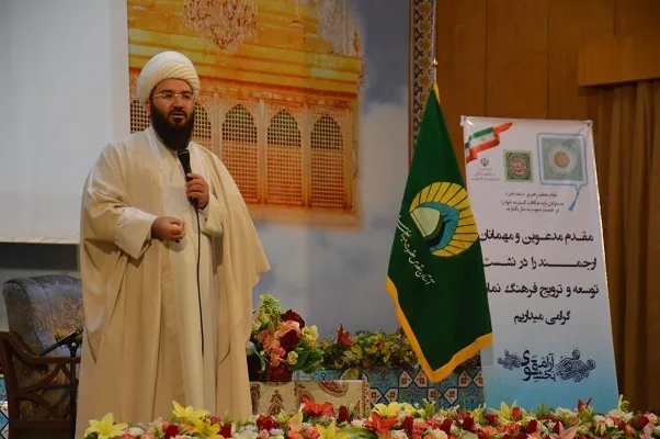 علت عدم حضور کارگران در نماز جماعت پیمانکاران هستند/ دربرخی شرکت ها فقط   امام جماعت و مسئول نمازخانه در نماز جماعت شرکت می کنند
