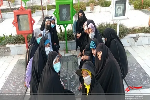 حلقه های صالحین حوزه کوثر زاهدان در جوار قبور مطهر شهدا برگزار شد