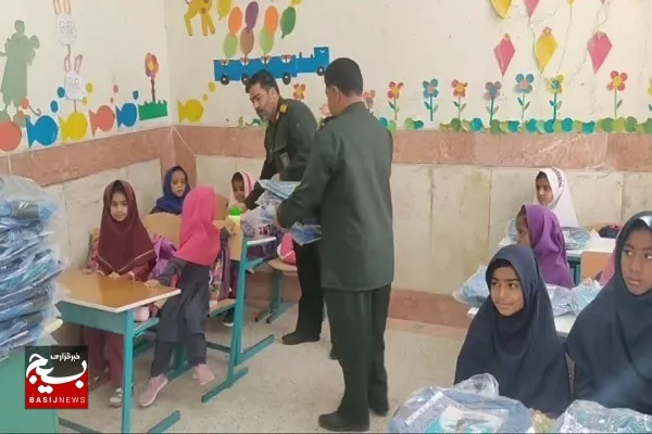 اهدای ۱۵۰ بسته کیف و لوازم التحریر به دانش آموزان نیکشهری