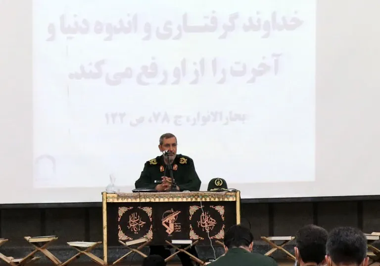 پاسداران باید به خاطر سختی کشیدن در راه انقلاب، شکرگزار باشند