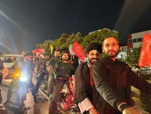 زنجیره انسانی ۶ کیلومتری در سیدی و شهید اصلانی مشهد برگزار شد