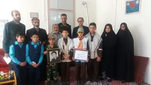 دیدار دانش آموزان بسیجی شاهرود با خانواده شهید طاهری+ تصاویر