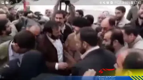 بوسه یکی از هموطنان زلزله زده برعبای رهبرمعظم انقلاب