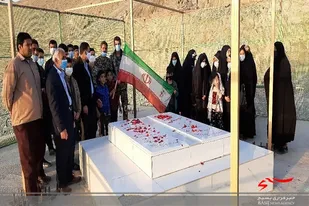 غبار روبی و عطرافشانی گلزار شهدای گمنام محله ابوذر زاهدان