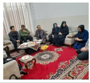 جمعی از دانش آموزان مدرسه شاهد گرمسار با خانواده شهید "سید تقی لجران پور" دیدار کردند