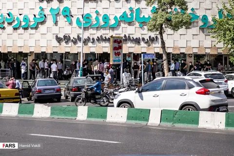 صف‌های طولانی دارو‌خانه‌ها در پیک پنجم کرونا