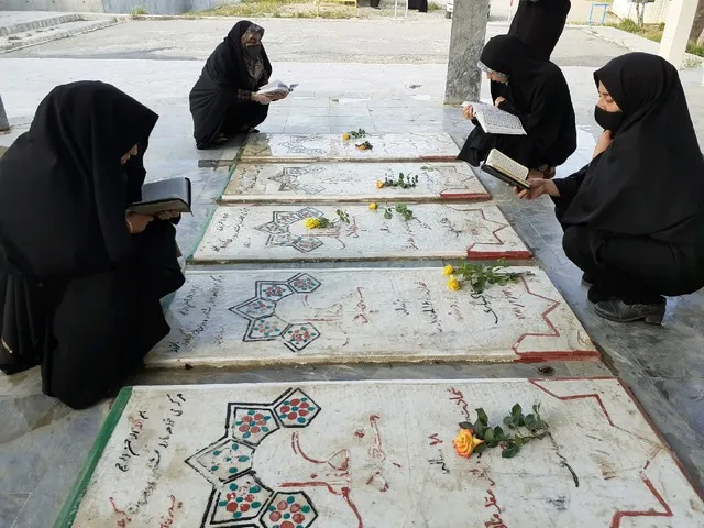 غبار روبی و عطر افشانی قبور مطهر شهدا فارسان