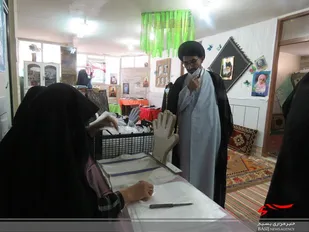 تهیه و توزیع ماسک و دستکش در پایگاه بسیج اسماء خمینی شهر