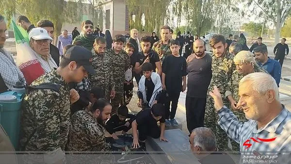 غبار روبی قبور مطهر گلزار شهدای روستای گورک خورشیدی در هفته دفاع مقدس