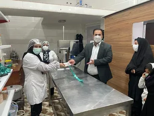 تجلیل از بانوان کارآفرین در بافق/توزیع بسته&zwnj;های معیشتی بین نیازمندان