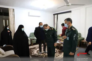 فرمانده سپاه کربلا با خانواده شهدای مدافع حرم دیدار کرد + تصاویر