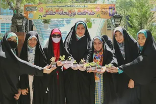 تجلیل از دختران شاهرودی با اهدا گل در امکان عمومی+ تصاویر