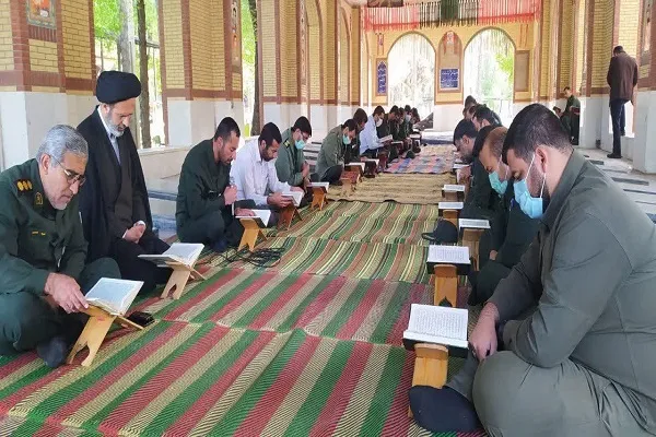 محفل انس با قرآن در جوار گلزار شهدای شهر مرودشت برگزار شد