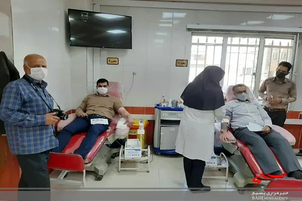 اهدای خون توسط کارمندان بسیجی ادارات کل در هفته دولت