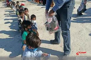 توزیع بیش از ۱۰۰۰ عدد کلاه و ماسک در بین دانش آموزان