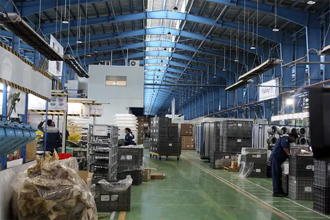دوربین خبرگزاری بسیج در خط تولید یخچال کارخانجات لوازم خانگی اسنوا