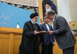دکتر افشارچی لوح استاندار برتر جشنواره کشوری شهید رجائی را دریافت کرد