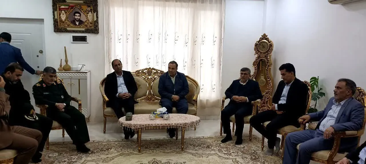 استاندار ایلام با خانواده شهید غلامحسین زینی وند دیدار و گفتگو کرد