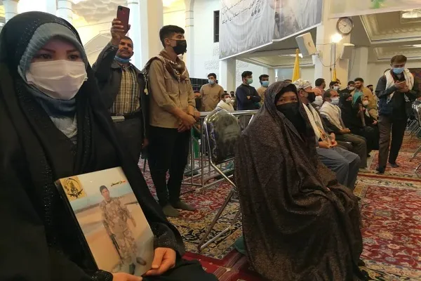 ادای احترام فرمانده نیروی قدس سپاه به خانواده شهدای مدافع حرم در شیراز