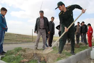 کاشت ۱۰۰ اصله نهال در روستای حسین&zwnj;آباد عاشوری+تصاویر
