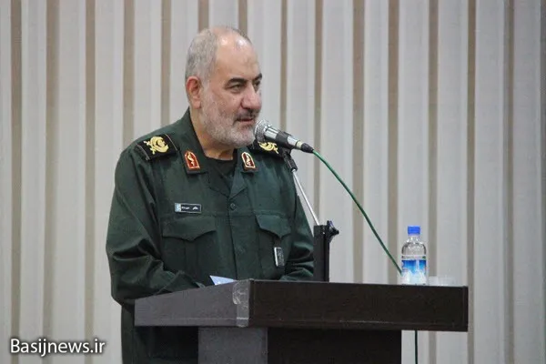 انقلاب اسلامی با ایستادگی و مقاومت راهبردهای دشمن را شکست داده است