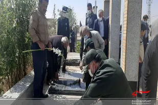 غبارروبی وعطرافشانی مزار مطهر شهدای روستای سلطان&zwnj;آباد