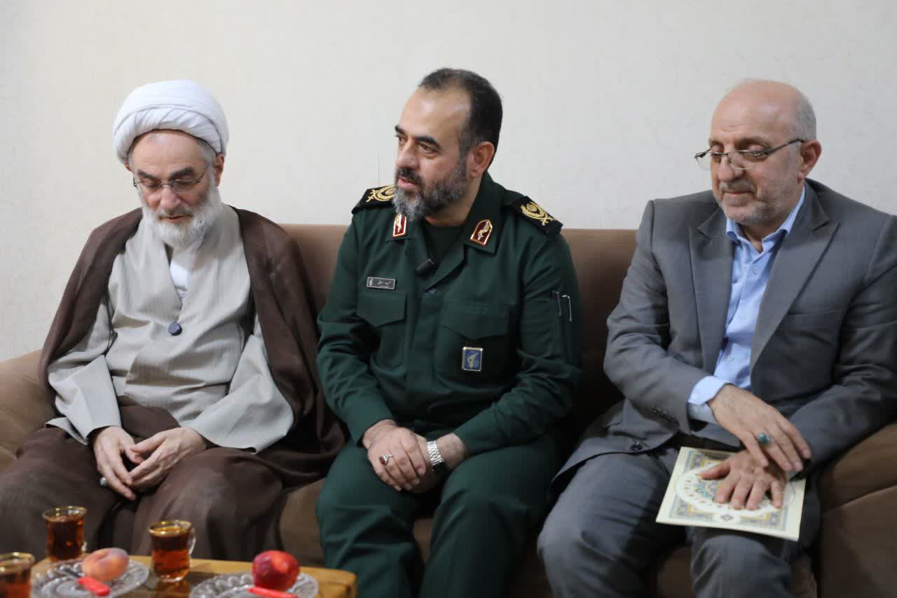 دیدار فرمانده سپاه قدس و نماینده ولی‌فقیه در گیلان با خانواده شهیدان رحمتی ، 