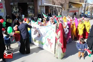 دانش آموزان در جشن انقلاب و دیوار نویسی