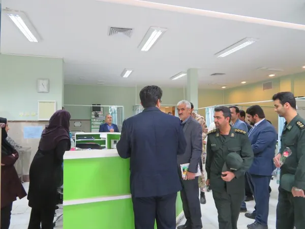 نماینده ولی فقیه در سپاه نطنز با حضور در بیمارستان خاتم الانبیاء روز پرستار را گرامی داشت