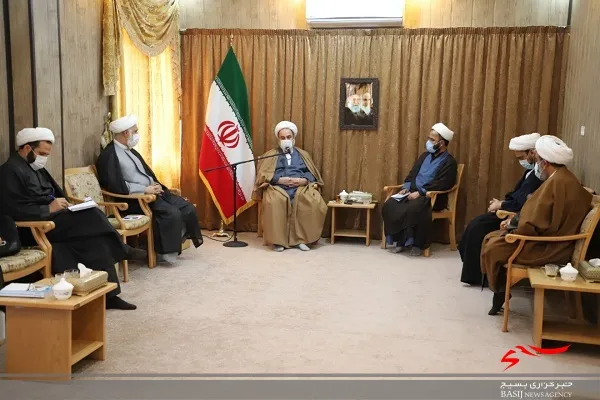 از میان دانشجویان شیعه و اهل سنت نیرو‌هایی برای نظام تربیت کنید